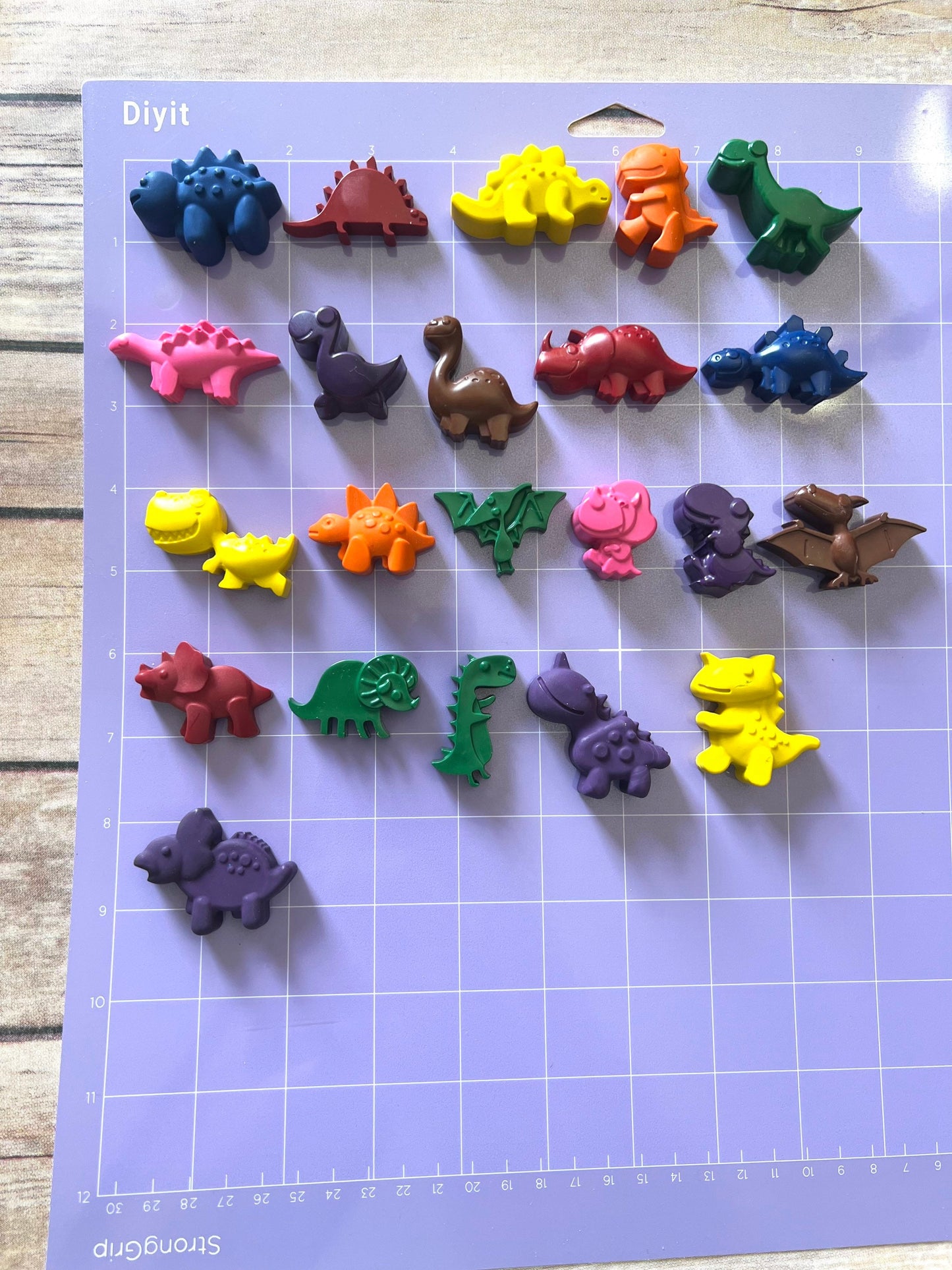 Personalized Dinosaur Mini Color Packs with dinosaur shaped Crayons - Perfect for birthday gifts and class favors - Colorful handmade crayon