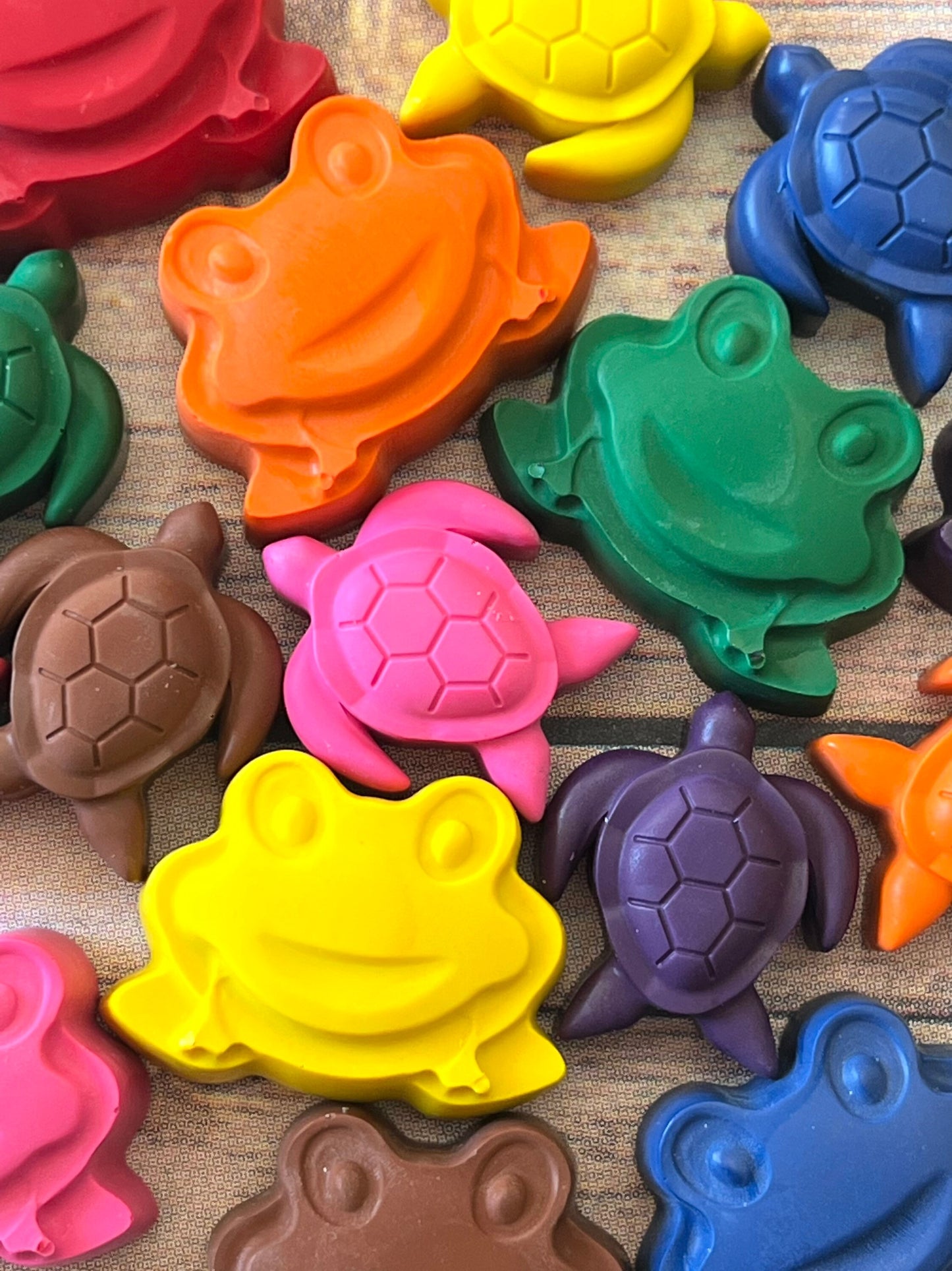 Reptile Kids Birthday Favors. Frog crayons. Thank you favors. Reptile birthday. Class favors. Gifts. Turtle. Snake. Lizard.